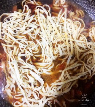 番茄土豆培根焖面的做法步骤：14