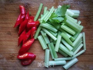 芹菜鸡蛋炒猫耳朵的做法步骤：1