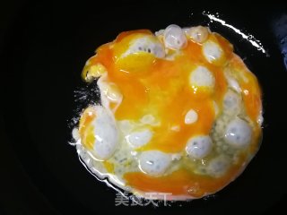 芹菜鸡蛋炒猫耳朵的做法步骤：3