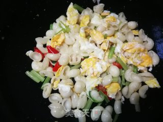 芹菜鸡蛋炒猫耳朵的做法步骤：13