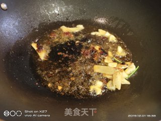 香辣香菇焖鸡块的做法步骤：2
