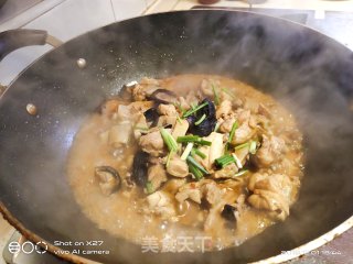 香辣香菇焖鸡块的做法步骤：5