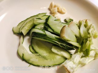 黄瓜炒青菜的做法步骤：1
