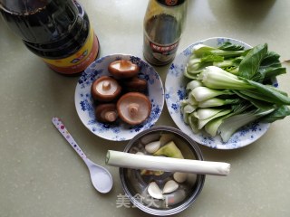 香菇油菜的做法步骤：1