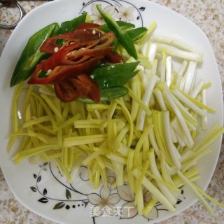 尖椒鸡蛋炒蒜黄的做法步骤：1