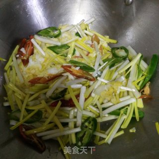 尖椒鸡蛋炒蒜黄的做法步骤：3