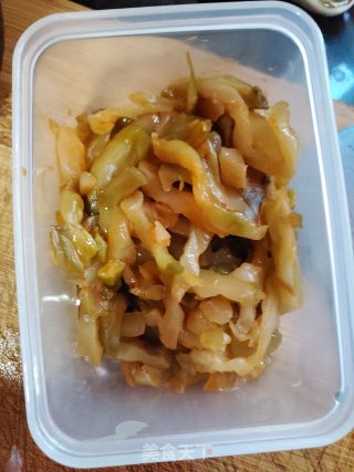 香菇肉丝榨菜面的做法步骤：2