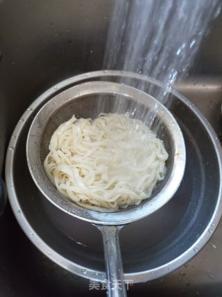香菇肉丝榨菜面的做法步骤：5
