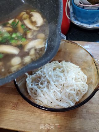 香菇肉丝榨菜面的做法步骤：9