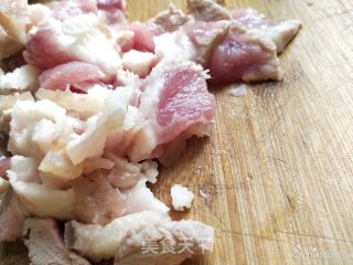 五花肉炒荷兰豆的做法步骤：1