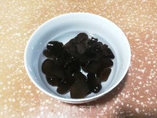 山药炒黑木耳的做法步骤：1