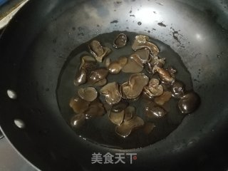 山药炒黑木耳的做法步骤：2