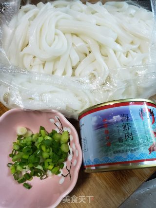 虾肉酱拌河粉的做法步骤：1