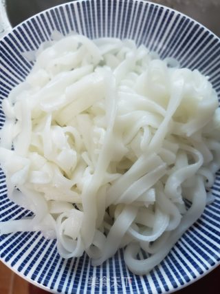 虾肉酱拌河粉的做法步骤：4