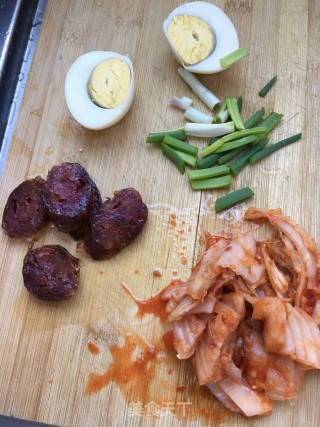 腊肠鸡蛋泡菜面的做法步骤：1