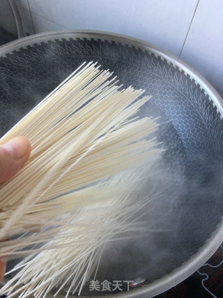 腊肠鸡蛋泡菜面的做法步骤：2