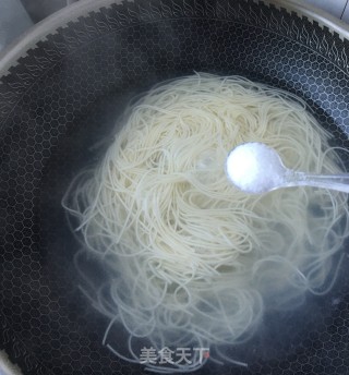 腊肠鸡蛋泡菜面的做法步骤：3