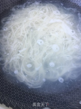 腊肠鸡蛋泡菜面的做法步骤：4
