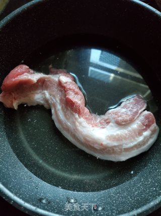 梅菜干烧五花肉的做法步骤：2