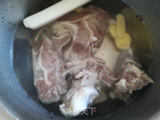 白萝卜牛骨汤的做法步骤：4