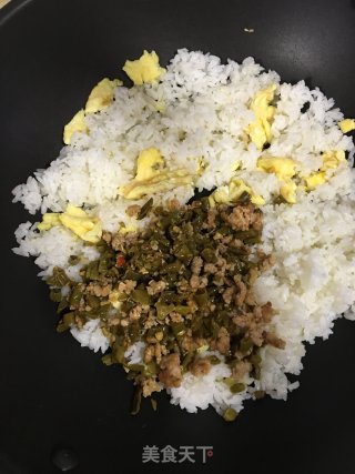 肉末酸豇豆鸡蛋炒饭的做法步骤：5