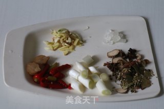 土豆红烧肉的做法步骤：3