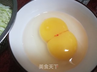 鹅蛋炒包菜丝的做法步骤：1