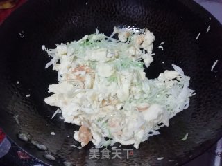鹅蛋炒包菜丝的做法步骤：9