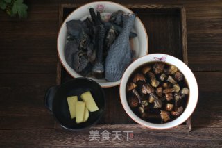 松茸乌鸡汤的做法步骤：1