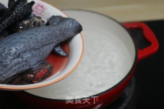 松茸乌鸡汤的做法步骤：2