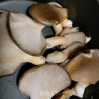 雪菜肉丝平菇豆腐煲的做法步骤：1