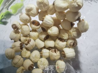 小肠莲子排骨汤的做法步骤：3