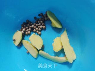 小肠莲子排骨汤的做法步骤：5
