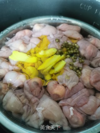 小肠莲子排骨汤的做法步骤：6