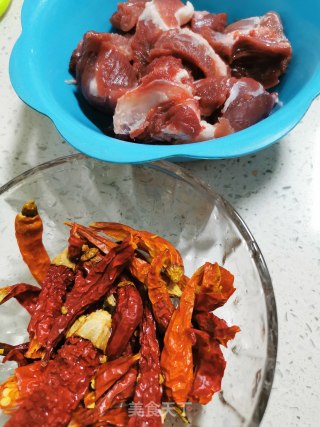 啤酒红烧肉的做法步骤：1