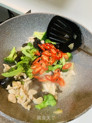 西兰花木耳鸡胸肉的做法步骤：3