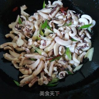 韭菜炒鱿鱼的做法步骤：4