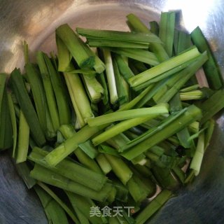 韭菜炒鱿鱼的做法步骤：5