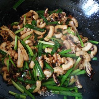 韭菜炒鱿鱼的做法步骤：7