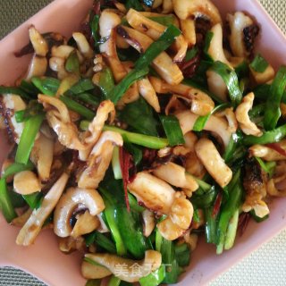 韭菜炒鱿鱼的做法步骤：8