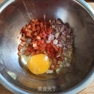 泡菜饼的做法步骤：2