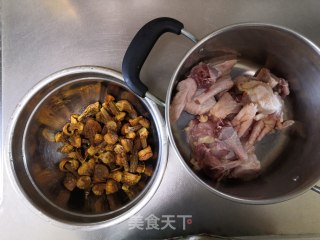 当归松茸炖土鸡的做法步骤：1