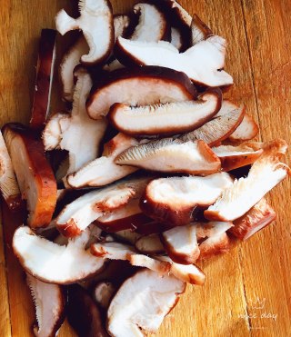 香菇炒鸡胸肉的做法步骤：1
