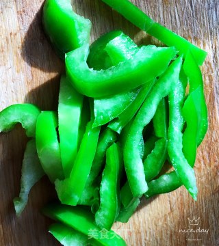 香菇炒鸡胸肉的做法步骤：2