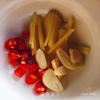 香菇炒鸡胸肉的做法步骤：3