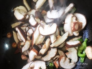 香菇炒鸡胸肉的做法步骤：8