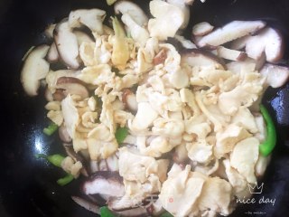 香菇炒鸡胸肉的做法步骤：10