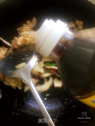香菇炒鸡胸肉的做法步骤：11
