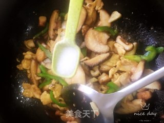 香菇炒鸡胸肉的做法步骤：12