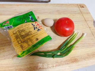 西红柿鸡蛋炒玉米饵丝的做法步骤：1